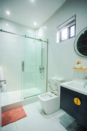 Shower, towels, soap, toilet paper - Luxury Studio Apartment at Silicon Square (Accra)