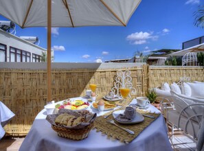 Daily full breakfast (EUR 13 per person)