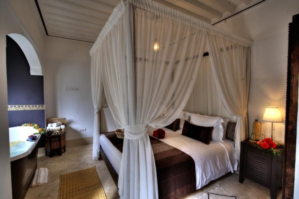 خزنة داخل الغرفة وتجهيزات عازلة للصوت وواي فاي مجانًا