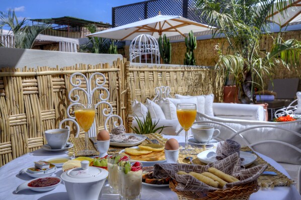 Desayuno completo (EUR 13 por persona) 