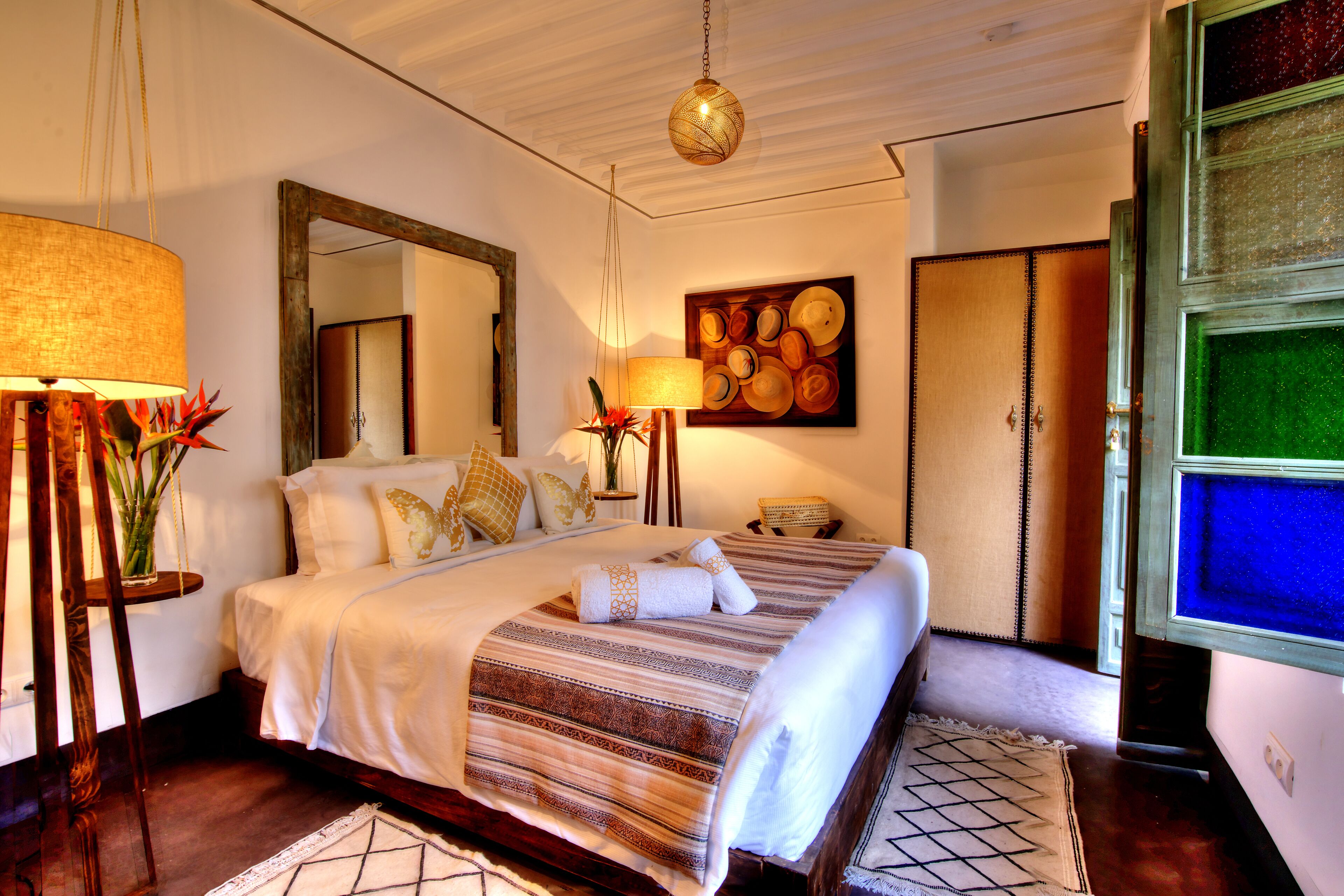 خزنة داخل الغرفة وتجهيزات عازلة للصوت وواي فاي مجانًا