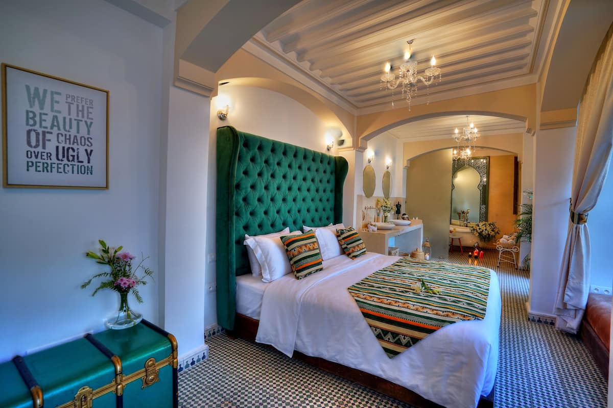 خزنة داخل الغرفة وتجهيزات عازلة للصوت وواي فاي مجانًا