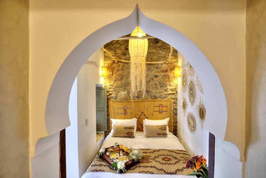 خزنة داخل الغرفة وتجهيزات عازلة للصوت وواي فاي مجانًا