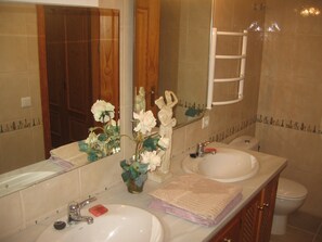 Shower, towels - Apartment 'Roca' with Sea View, Wi-Fi and Air Conditioning (Estepona)