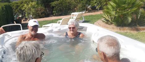 Tina de hidromasaje al aire libre