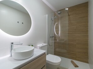 Douche, sèche-cheveux, serviettes fournies