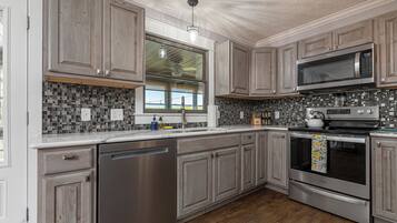 Frigorífico, microondas, horno y placa de cocina