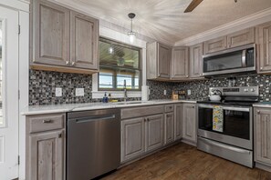 Frigorífico, microondas, horno y placa de cocina