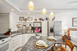 Frigorífico, microondas y placa de cocina