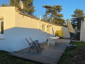 Outdoor dining - Villa Maragalot: The Perfect Family Getaway (Quend)