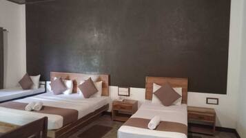 Caja de seguridad en la habitación y tabla de planchar con plancha