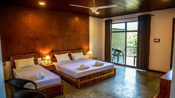 Caja de seguridad en la habitación y tabla de planchar con plancha