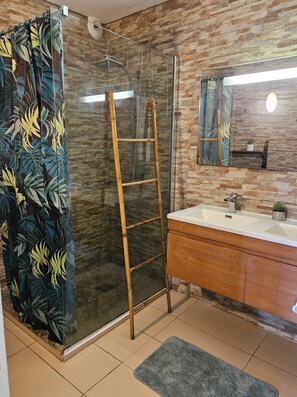 Shower, hair dryer, towels, soap - Ti-Lagon - Modern apartment with swimming pool in Le Gosier (Le Gosier)