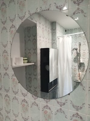 Shower, towels, soap, toilet paper - Aspe Vallée Studio (Pau)