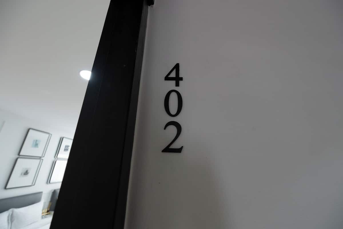 A wall with the numbers "402" indicating room number.
