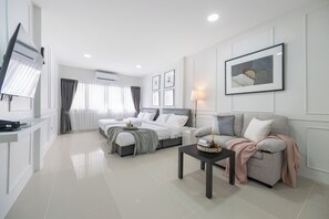 Deluxe Quadruple Room, 2 Queen Beds, Non Smoking | Desk, iron/ironing board, free WiFi - Arun Sa Wad - Chinatown (Bangkok)