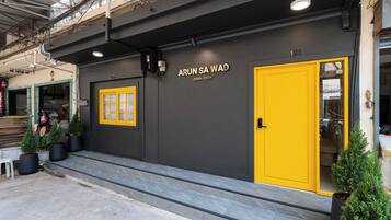 Vista frontal de la propiedad