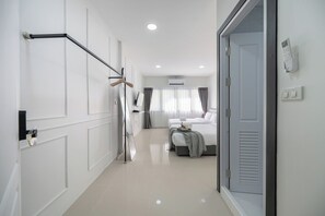 Deluxe Quadruple Room, 2 Queen Beds, Non Smoking | Desk, iron/ironing board, free WiFi - Arun Sa Wad - Chinatown (Bangkok)