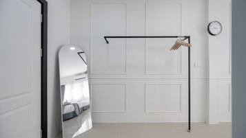 Habitación cuádruple Deluxe, 2 camas Queen size, para no fumadores | Escritorio, tabla de planchar con plancha y wifi gratis