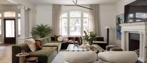 Télévision, cheminée, chaßne hi-fi, espaces bureaux