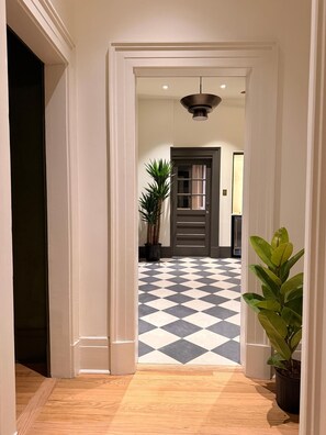 Interior - Savannahs Most Beautiful Designer Home (Savannah)