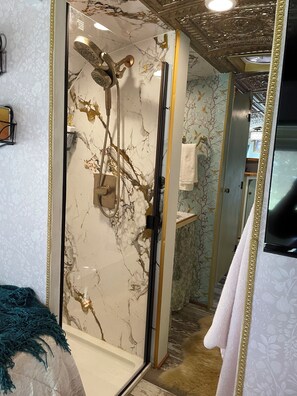 Douche, séchoir à cheveux, serviettes fournies, savon
