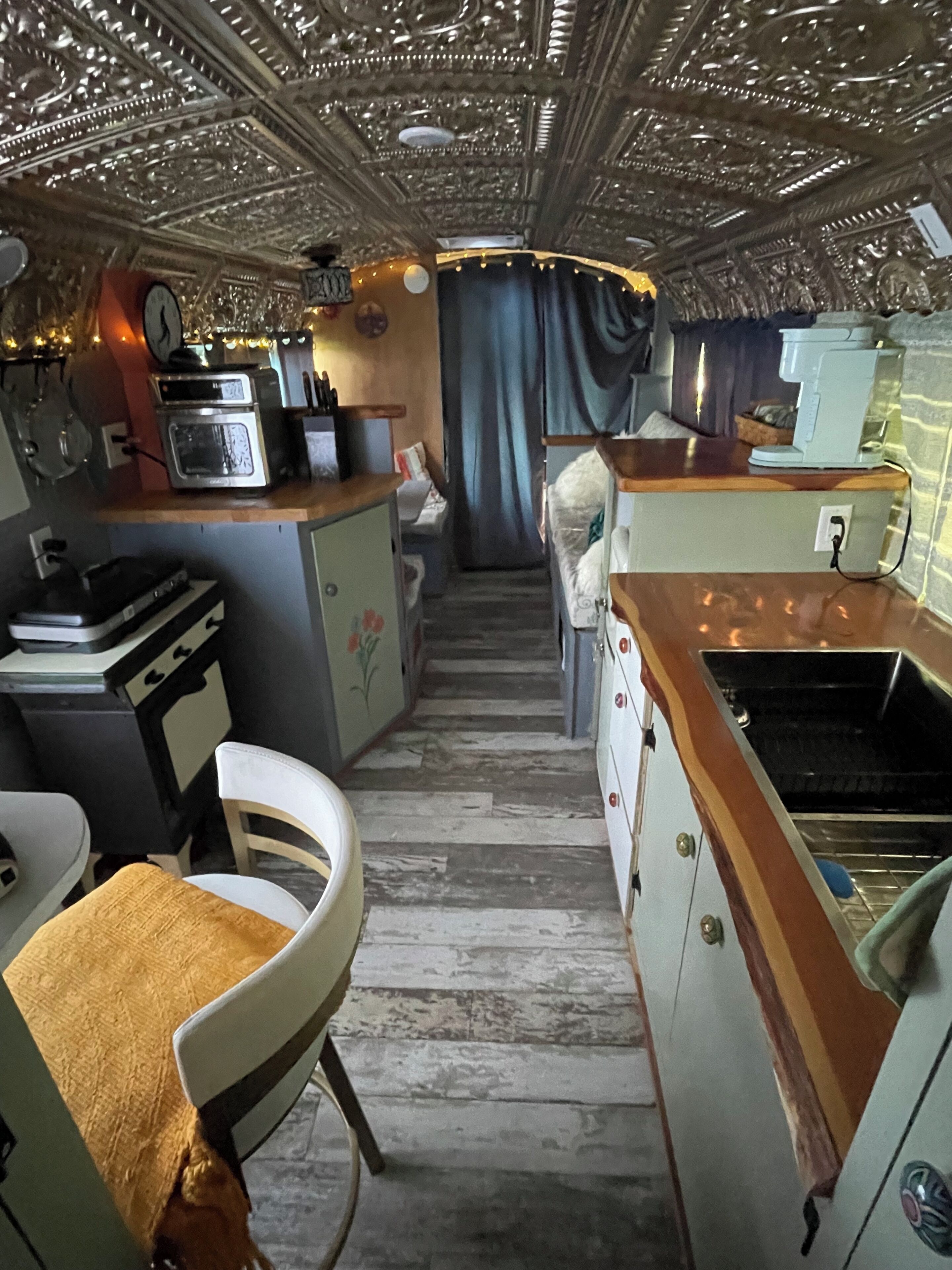 Fridge, oven, stovetop, coffee/tea maker