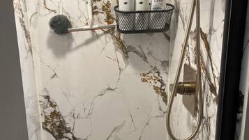 Dusj, hårføner, håndklær og såpe