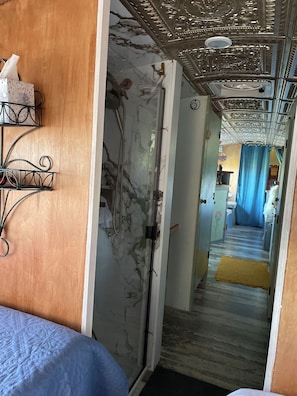 1 bedroom, desk, free WiFi, bed sheets -  Boho schoolie in the Piney Woods! (Rusk)