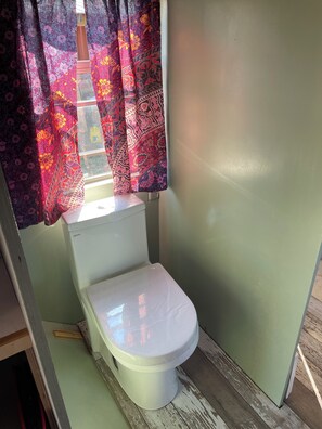 Dusch, hårtork, handdukar och tvål