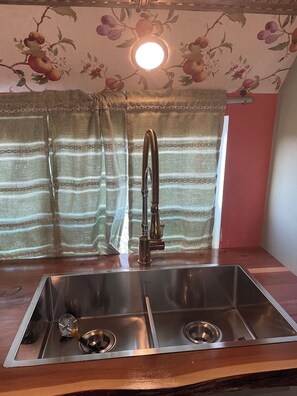 Een koelkast, een oven, een kookplaat, een koffiezetapparaat/waterkoker