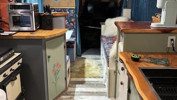 Fridge, oven, stovetop, coffee/tea maker