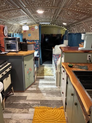 Refrigerador, horno, parrilla de estufa y cafetera y tetera 
