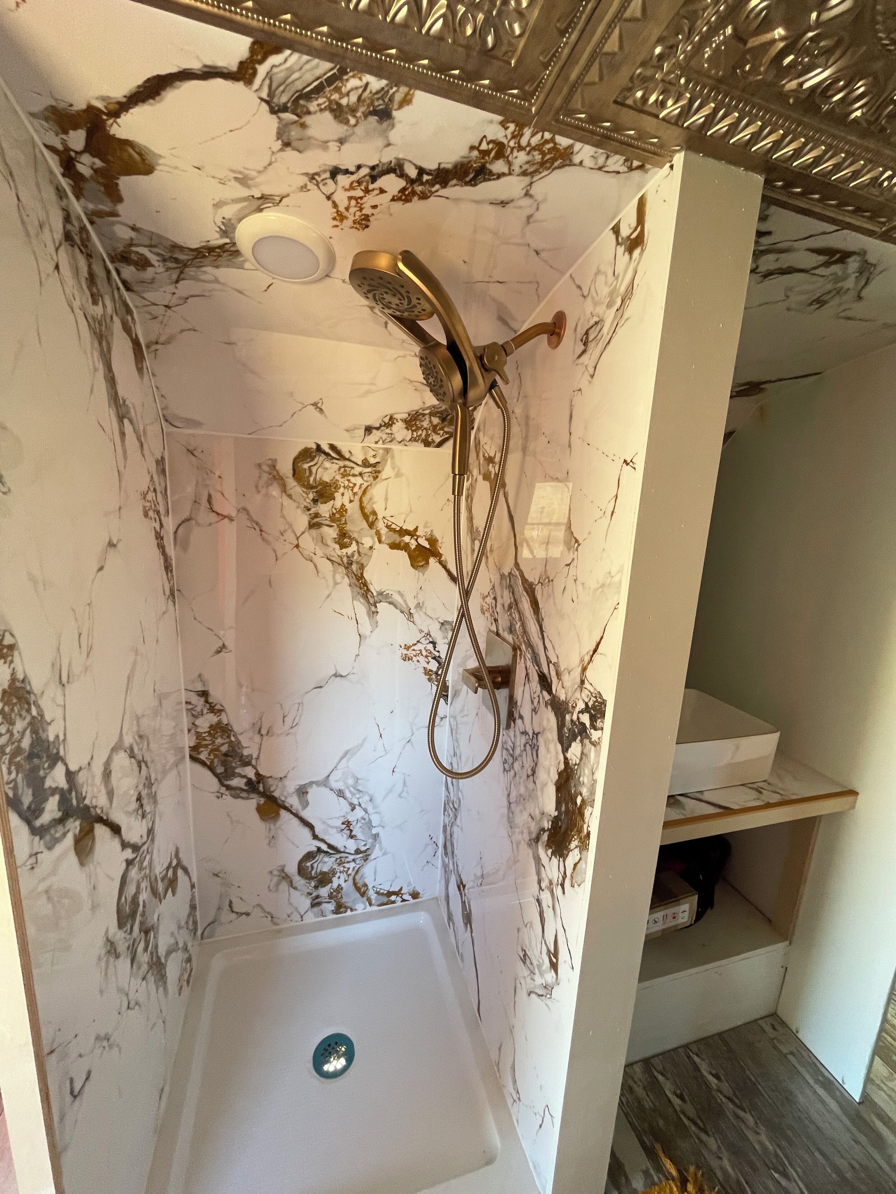 Een douche, een haardroger, handdoeken, zeep