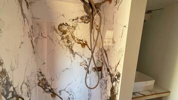 Een douche, een haardroger, handdoeken, zeep