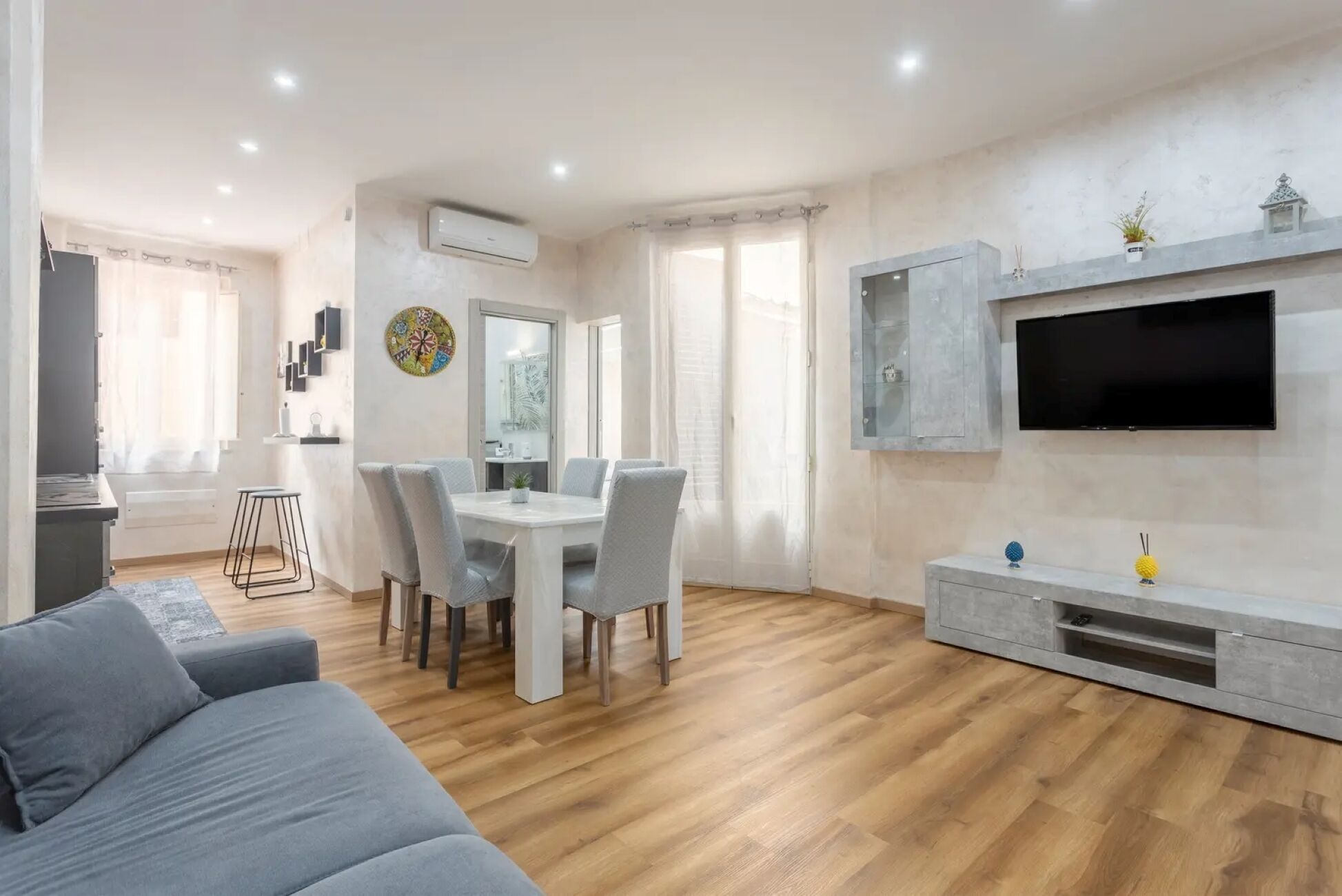 Family Apartment, Balcony, City View | Living area | Smart TV, pay movies