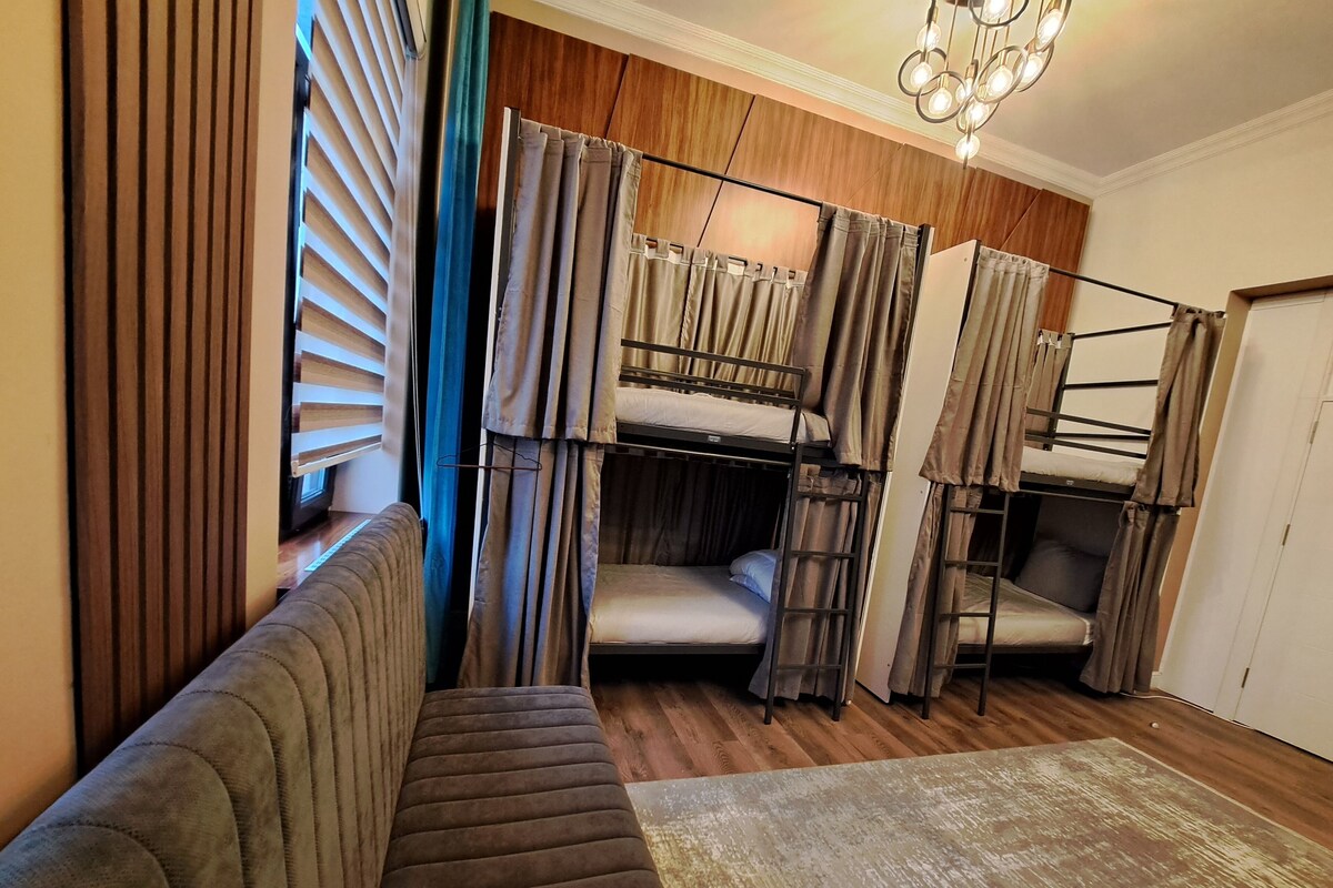 Modern 8-Bed Female-Only Dormitory | 高級寢具、書桌、筆電工作空間、遮光布/窗簾