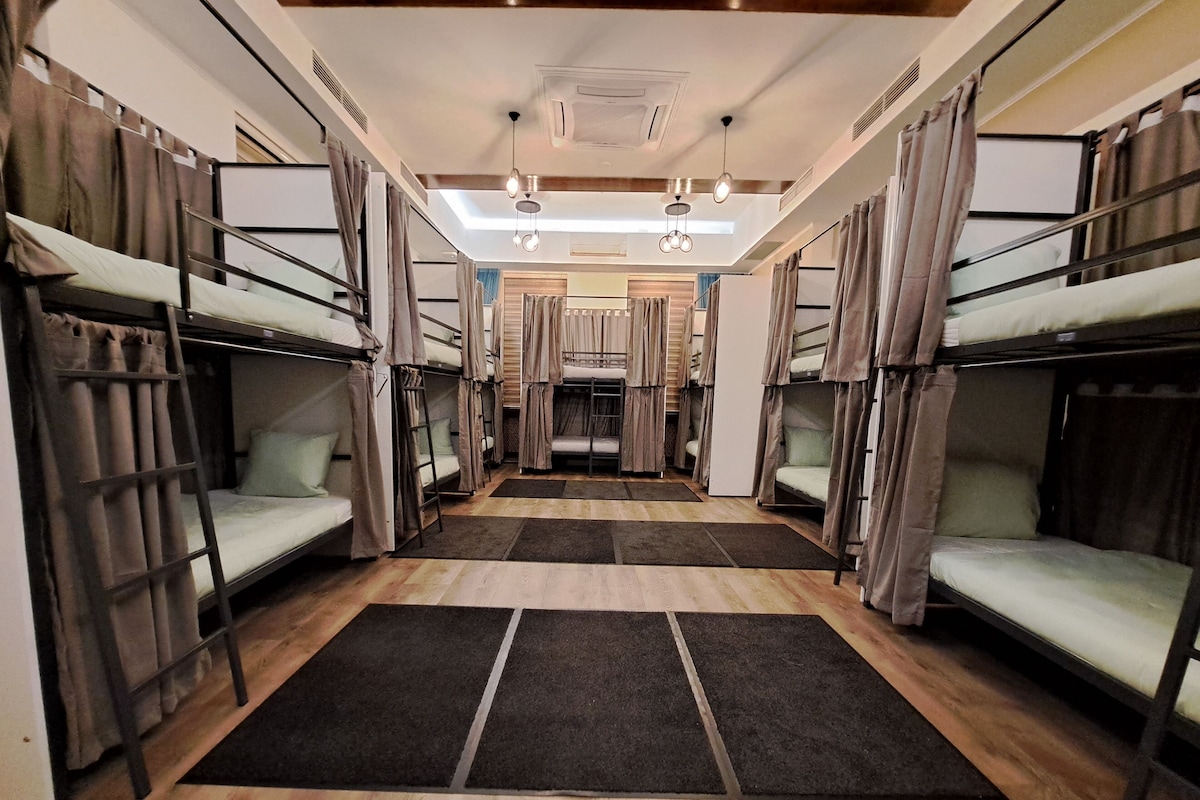 Modern 14-Bed Mixed Dormitory | 高級寢具、書桌、筆電工作空間、遮光布/窗簾