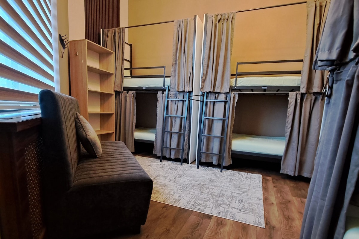 Modern 6-Bed Female Dorm Room | 高級寢具、書桌、筆電工作空間、遮光布/窗簾