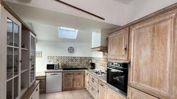 Peti sejuk, ketuhar gelombang mikro, mesin basuh pinggan mangkuk