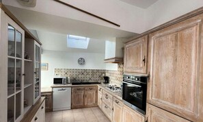 Fridge, microwave, dishwasher, coffee/tea maker - House on Ile Grande With Coastal Access (Pleumeur-Bodou)