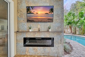 Terrace/patio - Luxurious & Spacious 5/3 Tropical Pool Home- Close to Beach and 2 miles to Mayo! (Jacksonville)
