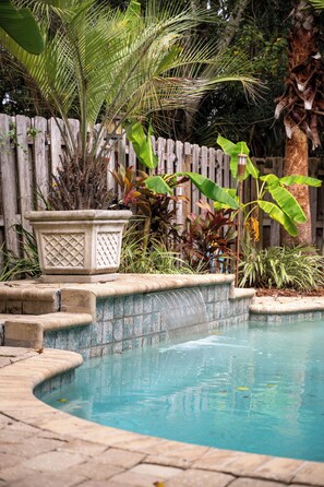 Outdoor pool - Luxurious & Spacious 5/3 Tropical Pool Home- Close to Beach and 2 miles to Mayo! (Jacksonville)