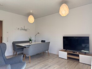 Apartment | Living room - Moderne Ferienwohnung mit Sauna & Terrasse (Butjadingen)