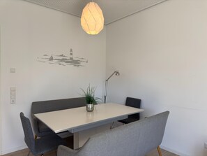 Apartment | Dining - Moderne Ferienwohnung mit Sauna & Terrasse (Butjadingen)