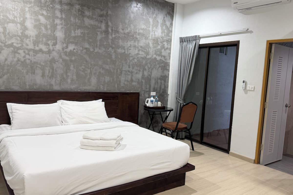 In-room safe, free WiFi, bed sheets