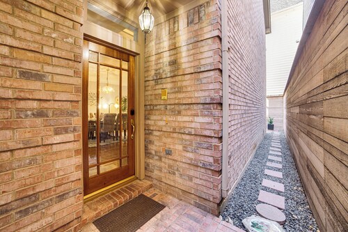 Uptown Dallas Group Getaway Near Art, Eats & More!