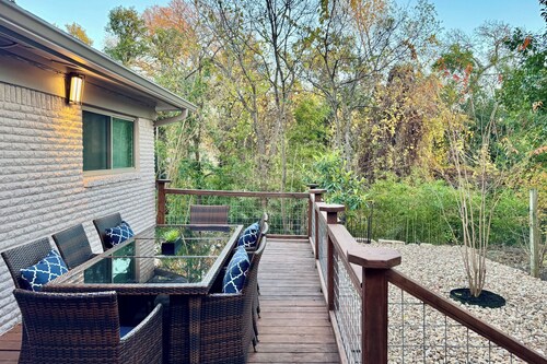 Walk to UT Austin! Charming Duplex w/ Game Room