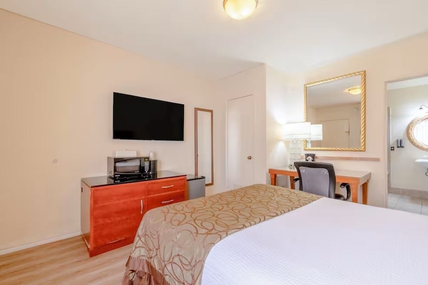 2 Queen Room Stay | Onsite Pool & Gym | Close To Colorado River Trails - Yuma, AZ