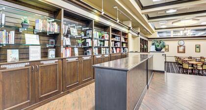 6 Mi to Caspersen Beach! Country Club Condo